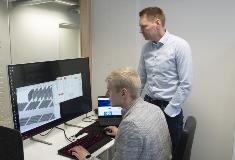 Niklas Svartbäck a Janne Virtanen ze společnosti Prodlib sledují produkty Ruukki.