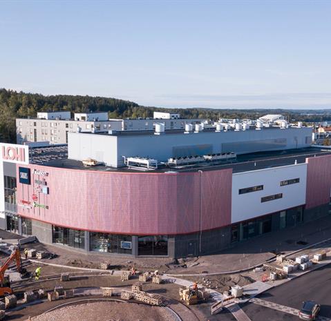 Lohi shopping center in Lohja has changed the look of the area. The shopping center has also taken the environment into account and has been awarded gold LEED green building certification. 
